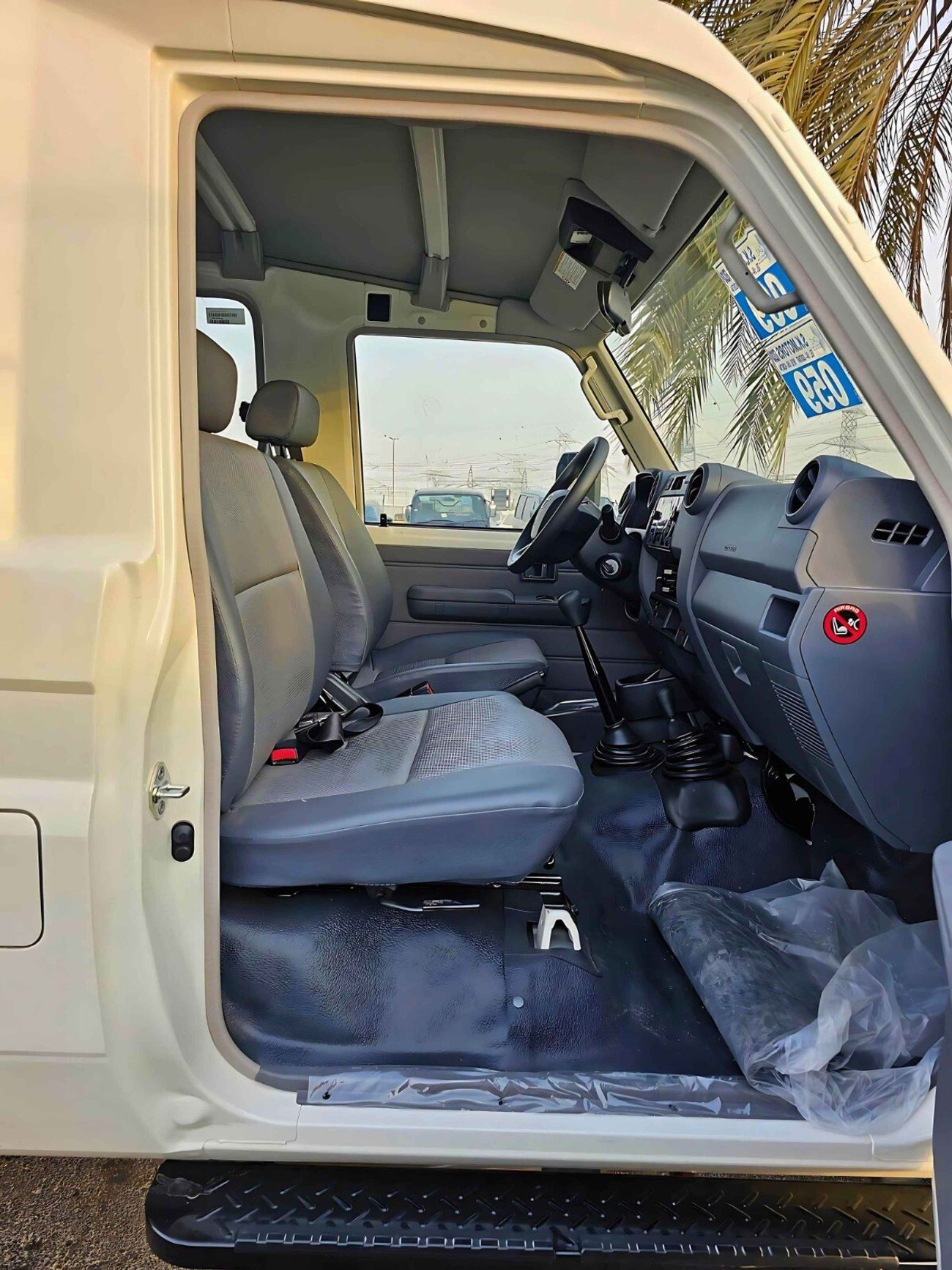 تويوتا لاند كروزر 70 LC78 / V6 / 4.2L DIESEL / M/T / POWER WINDOWS WITH LEATHER (CODE # 68036)