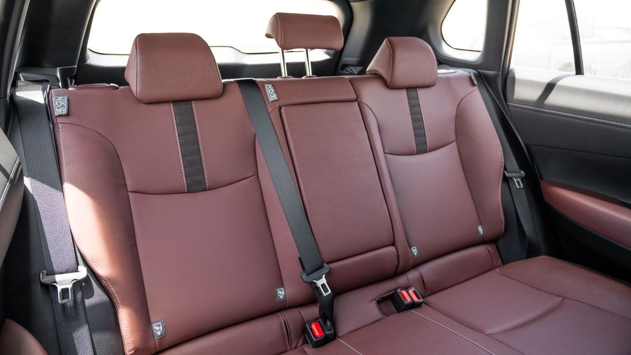 تويوتا كورولا كروس TOYOTA COROLLA CROSS 1.8 HIGH -2025YM