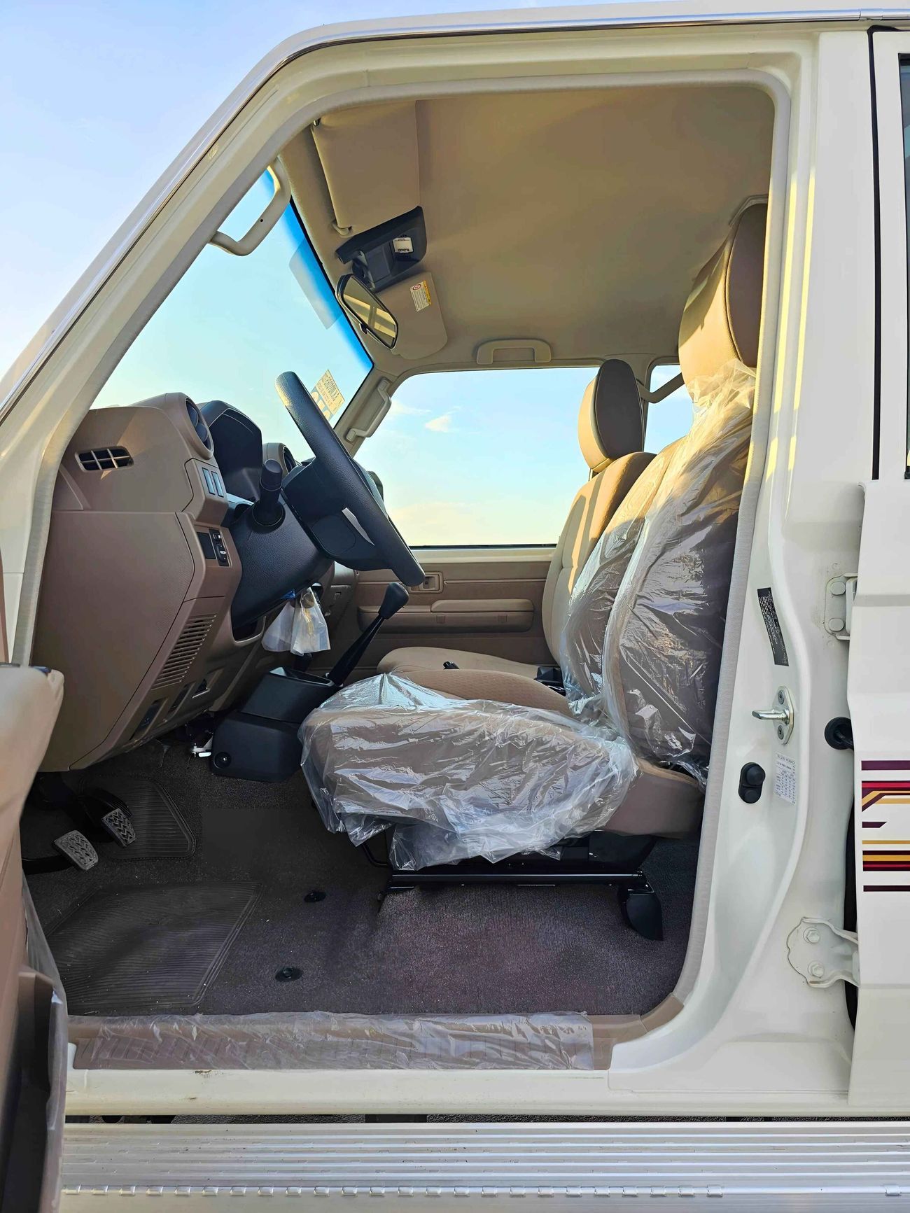 Toyota Land Cruiser 70 LX LC76 / 4.0L V6 PETROL / M/T / DVD CAMERA / 5 DOOR BASIC / 4WD (CODE # 69034)