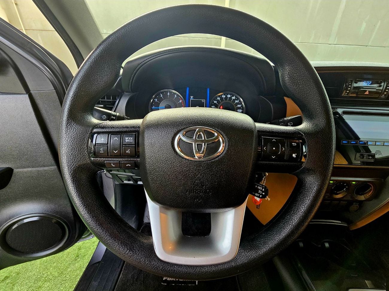 Toyota Fortuner EXR / V4 2.7L 4WD/ LOW MILEAGE/ EXCELLENT CONDITION