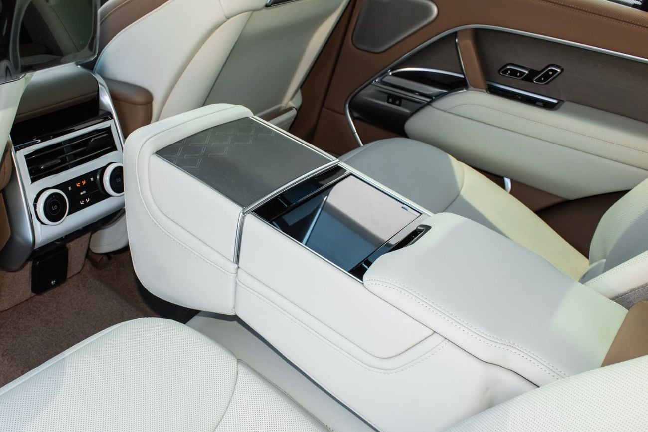 Land Rover Range Rover Range Rover SV SWB P615 4.4L Santorini Black 2026MY