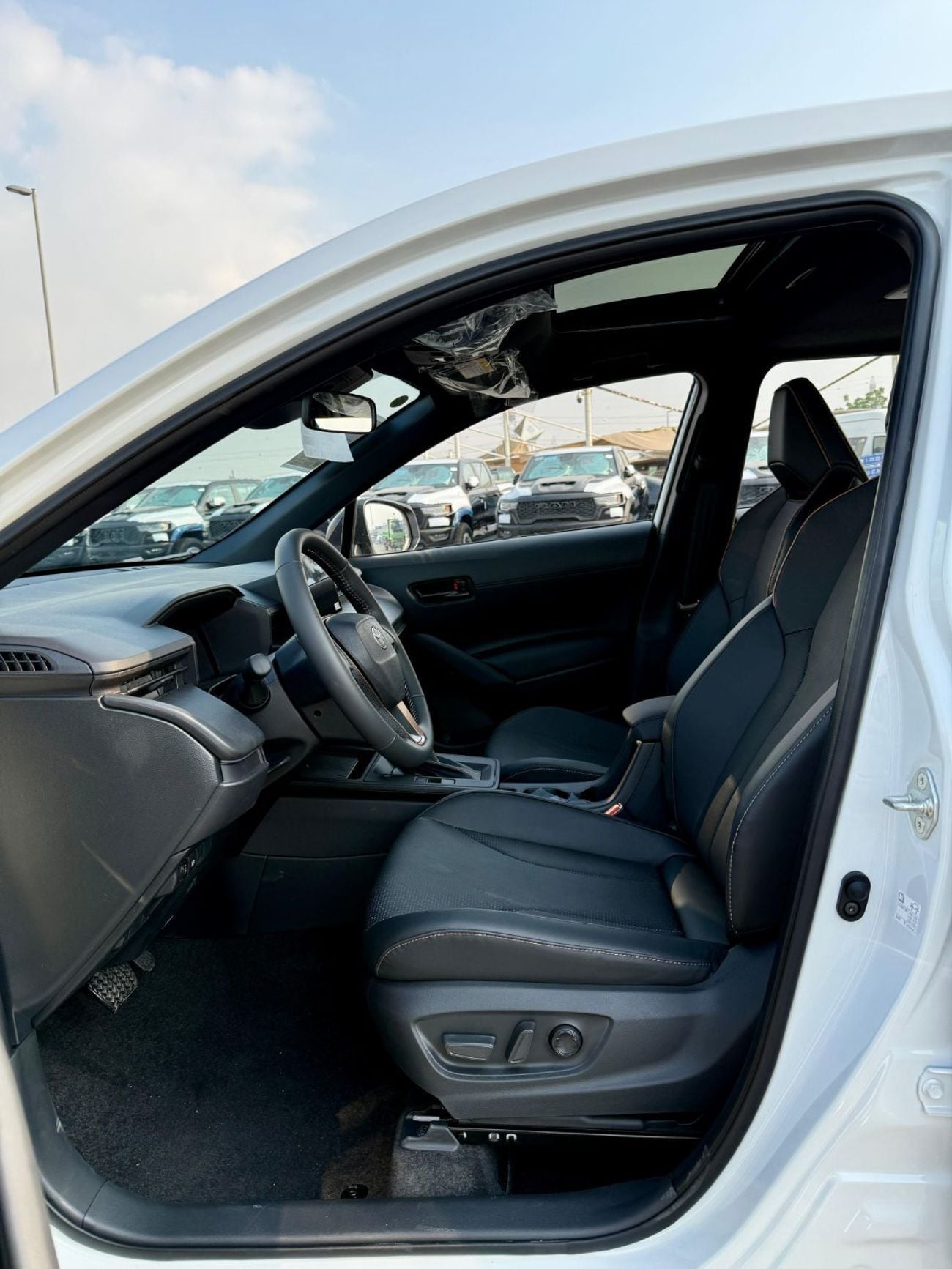 تويوتا كورولا كروس Toyota corolla cross 2.0 whitte 2025 new face