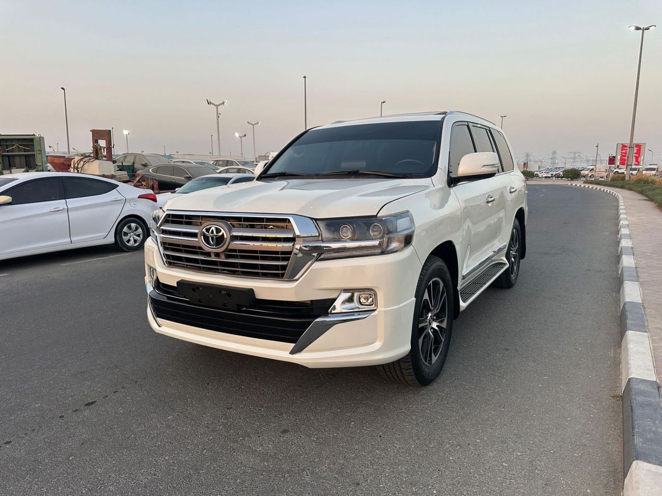تويوتا لاند كروزر Toyota landcruise 2021Model Engine 4.0 v6 petrol GXR colour white Transmission Automatic Interior.Bl