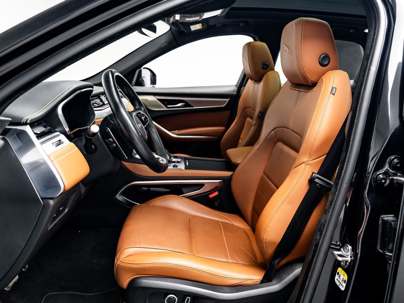 جاكوار F بيس R-Dynamic SE 2.0L