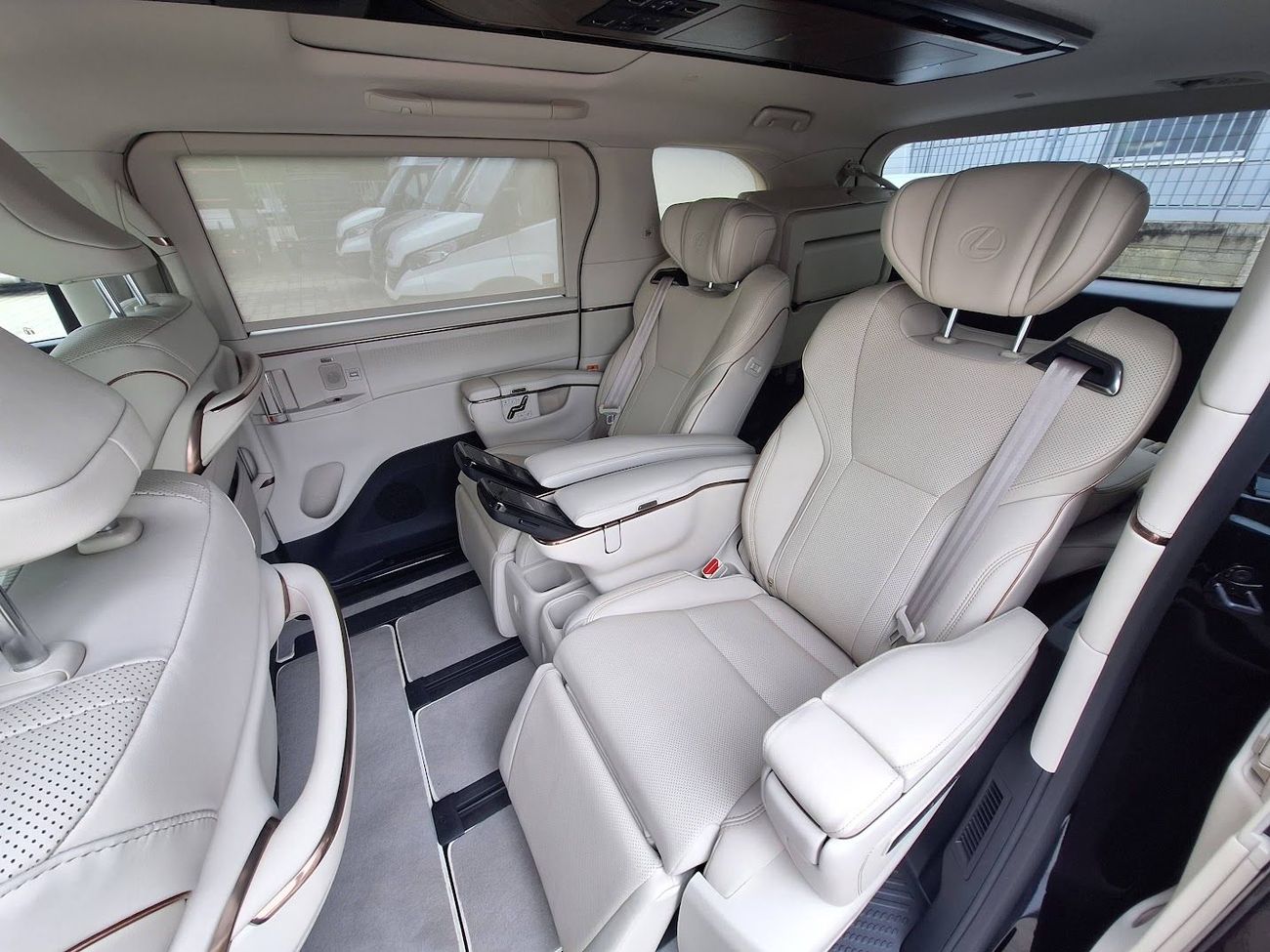 لكزس LM 350h LEXUS LM350h - 7 STR - 2.5L - HYB - AT - 2026 MY