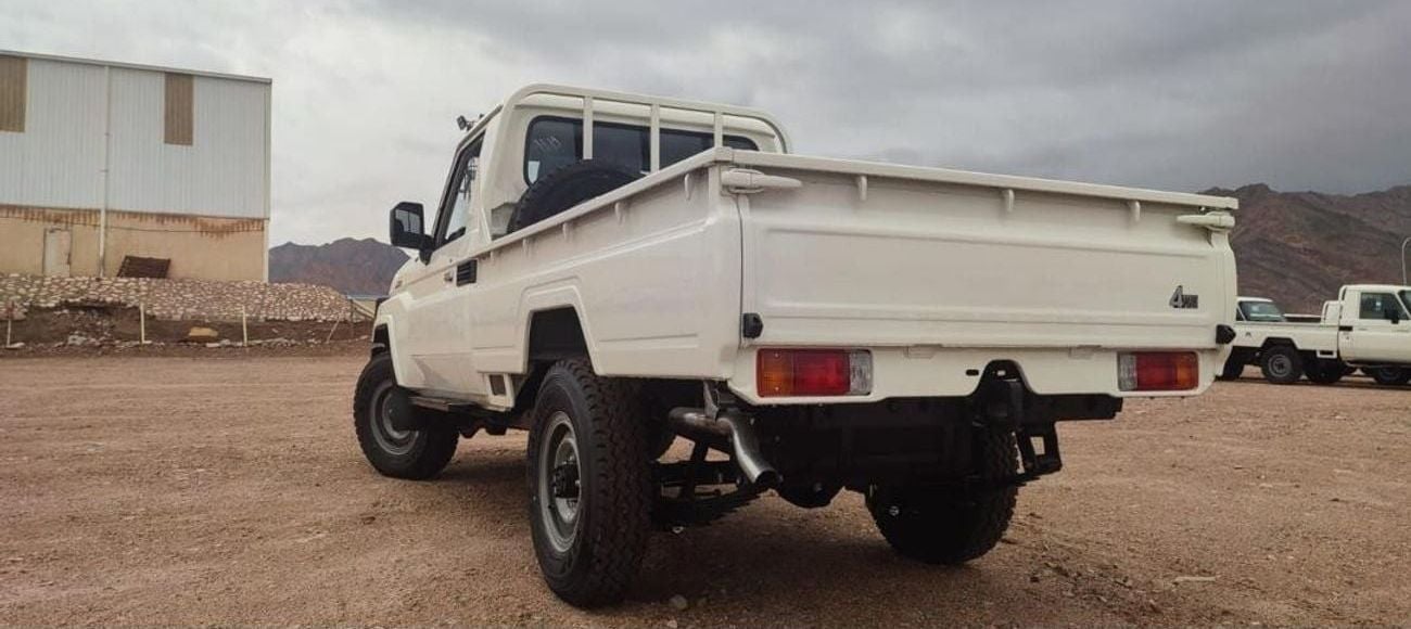 Toyota Land Cruiser Pick Up 2025 Toyota Land Cruiser LC 79 4.2L SC MT Diesel (White-Black)