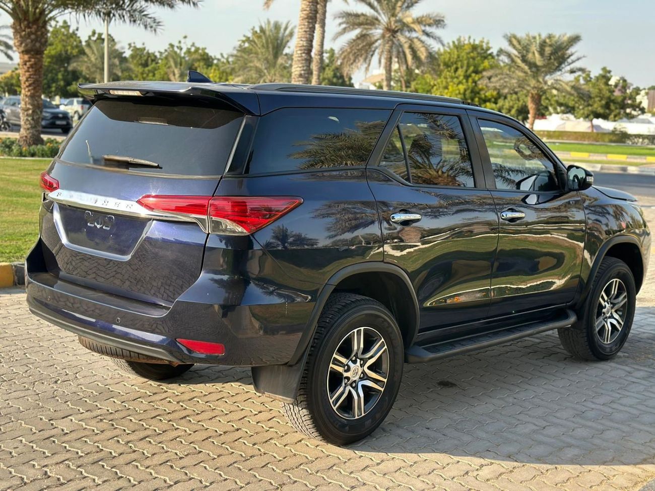 Toyota Fortuner RHD 2.8L Diesel Automatic Gear 4WD 4-Cylinders 7-Seats 5-Doors