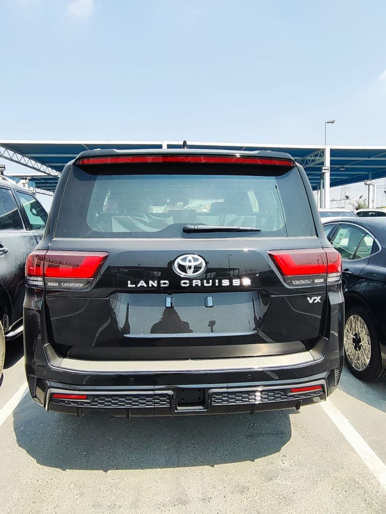 Toyota Land Cruiser VX TOYOTA Land Cruiser VX 4.0 P AT Omani SPECS Fully Loaded| Soft door close | JBL| Back LED lighting|