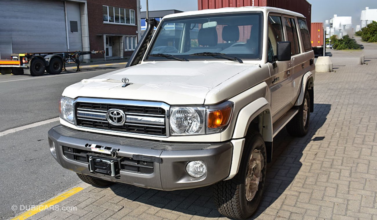 Toyota Land Cruiser Hard Top (76) 4.2 Diesel, 9 seats with rear difflock, winch EX ANTWERP