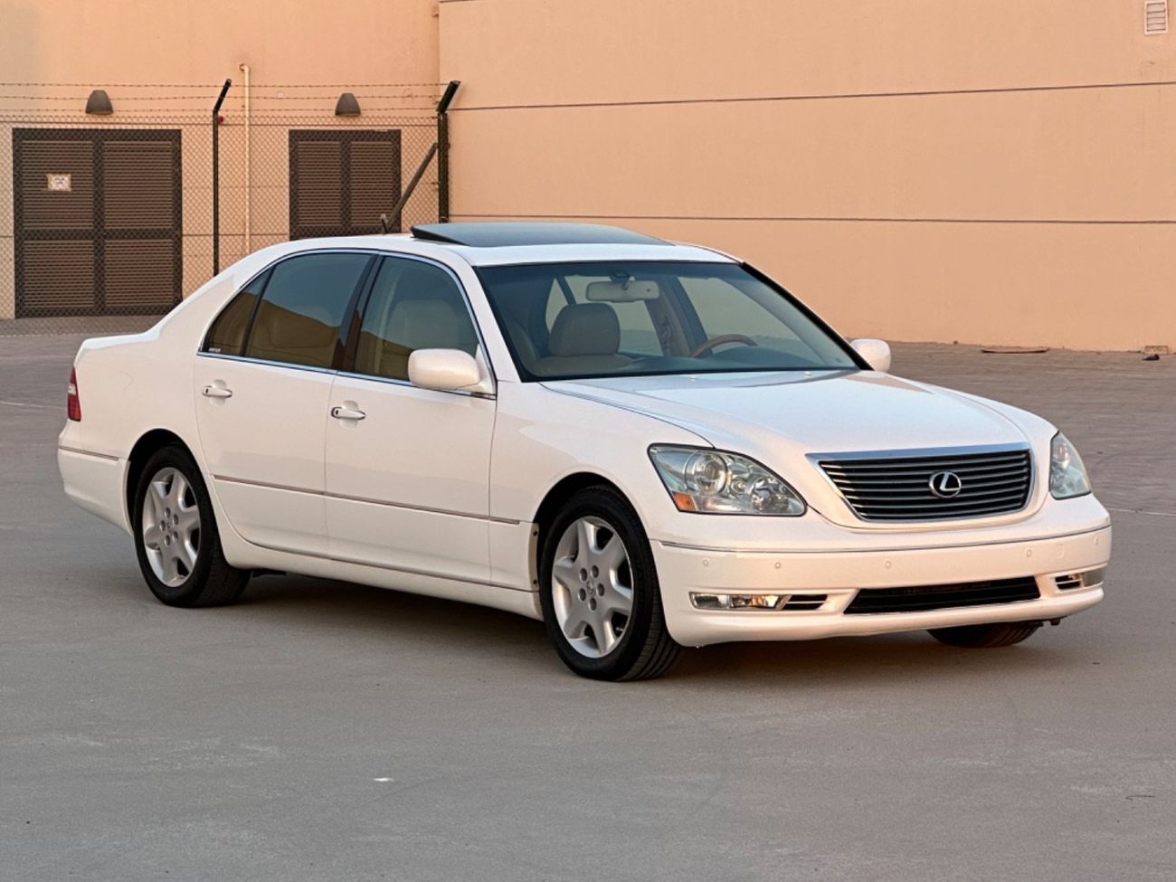 لكزس LS 430 موديل 2004 حاله ممتازه من الداخل والخارج فتحه وجلد ومثبت سرعه وتحكم كهربي كانل ونظام صوت ممتاز وكامي