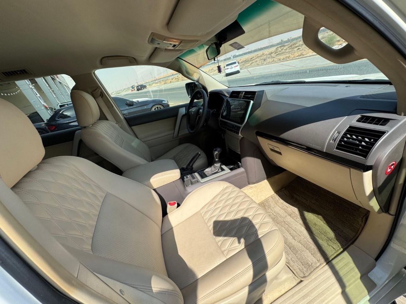 تويوتا برادو V6 4.0L / GCC / 4X4 / BIG SCREEN / FRIDGE / 7 SEATER / IN PERFECT CONDITION