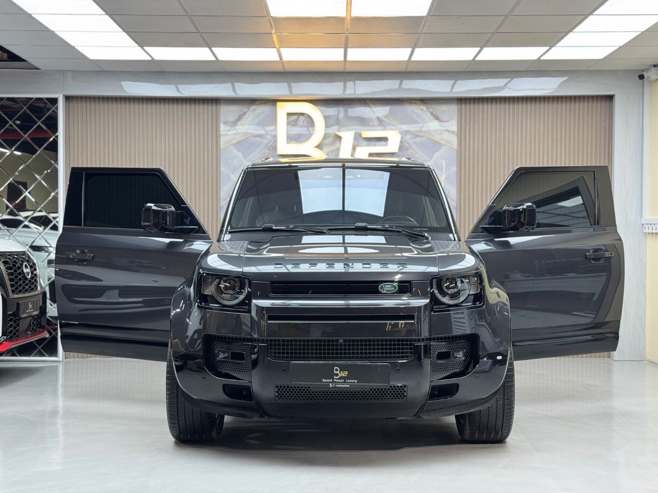 Land Rover Defender P300 90 SE 2.0L (5 Seater)