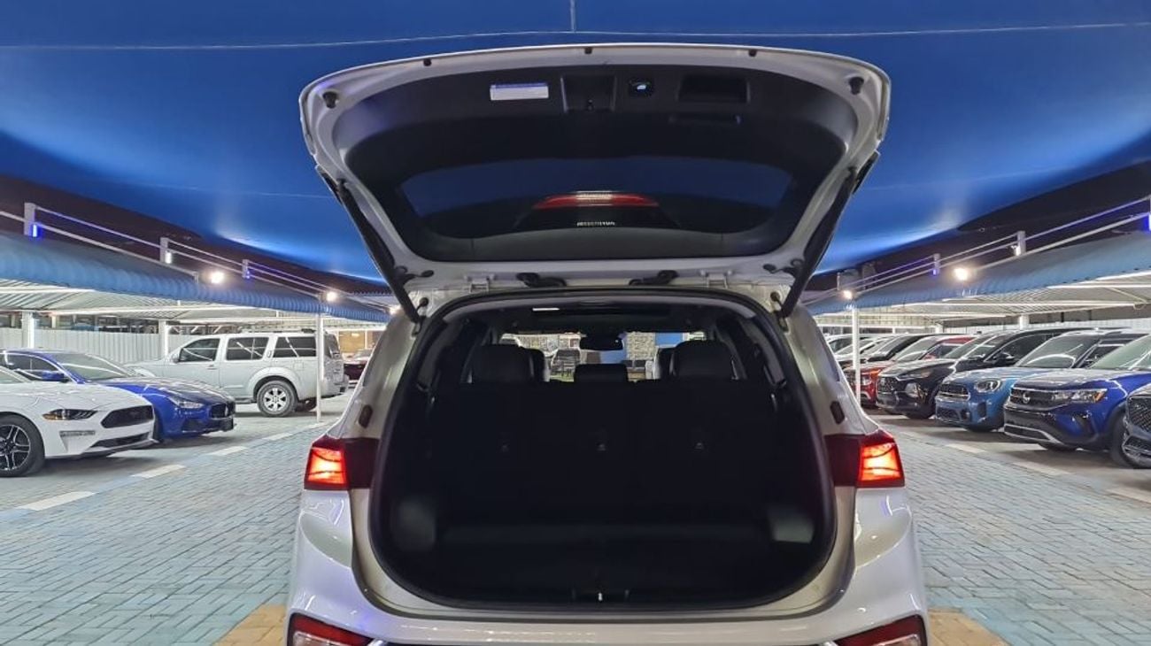 Hyundai Santa Fe the car is in excellent condition like new full full 2019 2.0 turbo there is a discount