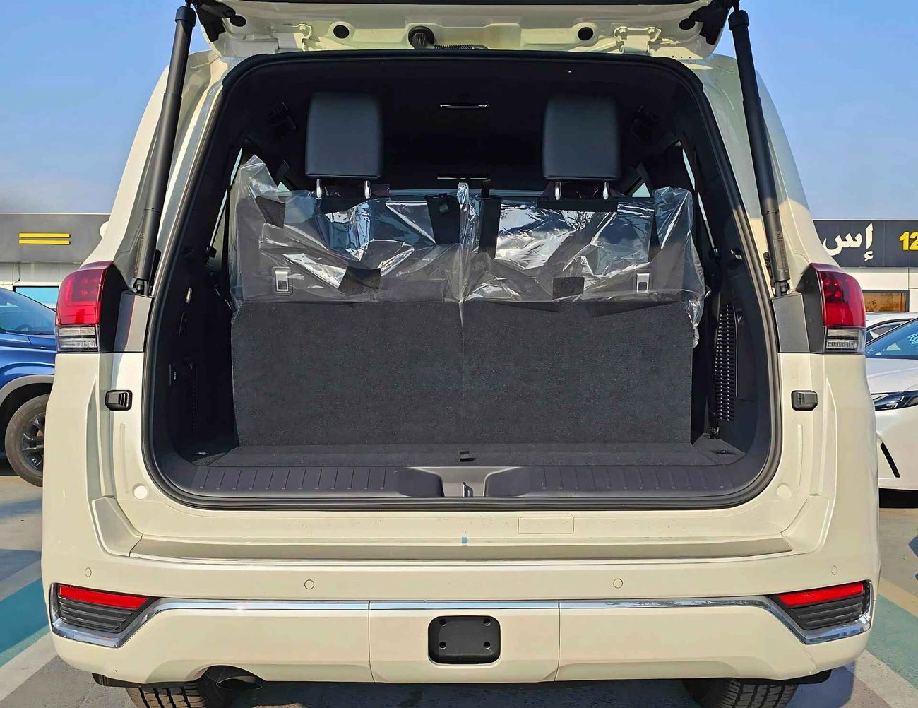 Toyota Land Cruiser VX TWIN TURBO / 3.5L V6 / JBL SPEAKERS / BIG DVD / FULL OPTION (CODE # 69037)