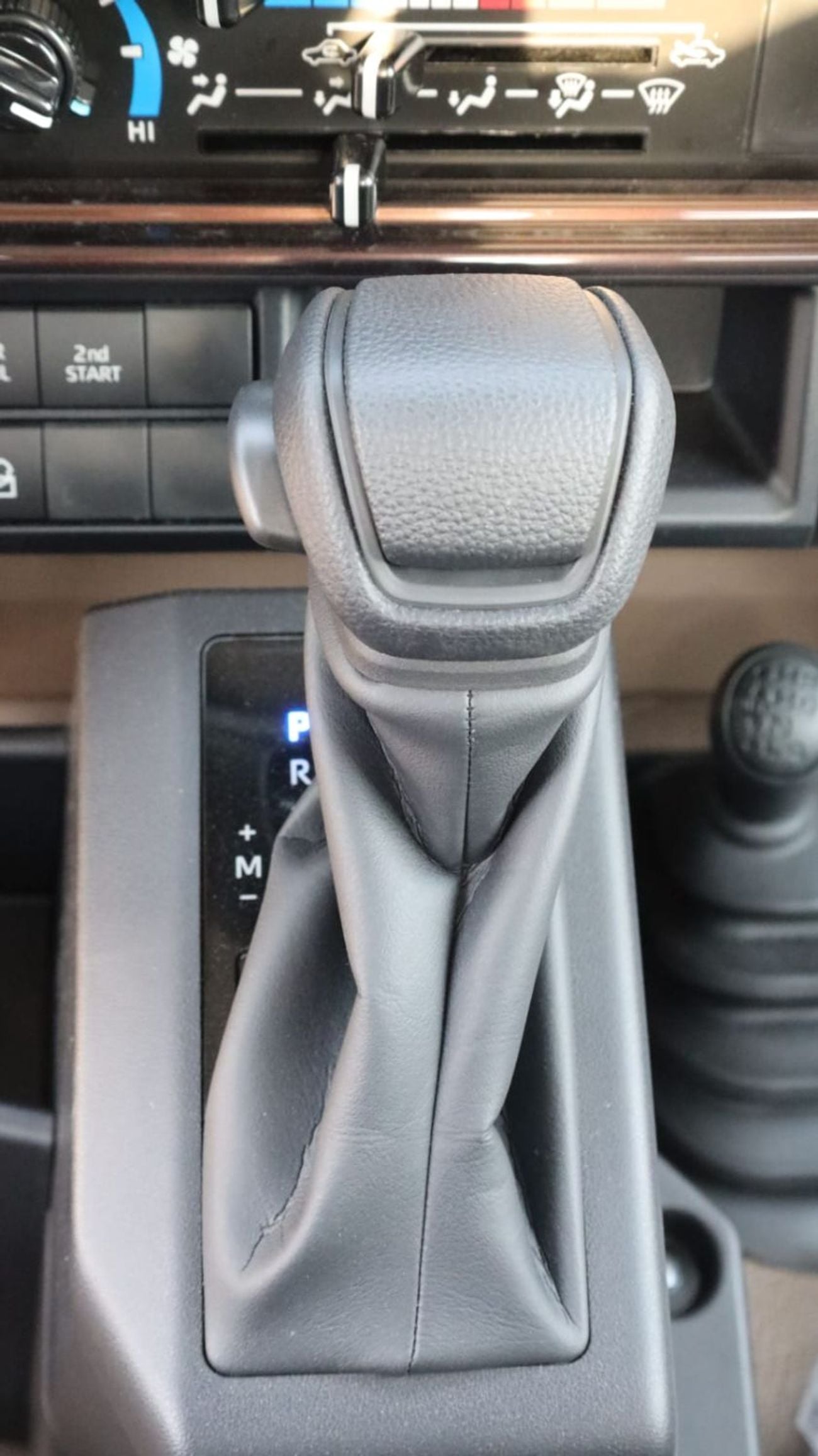 Toyota Land Cruiser Toyota Land Cruiser LC79 SC 4.0 AT 2025 basic GCC