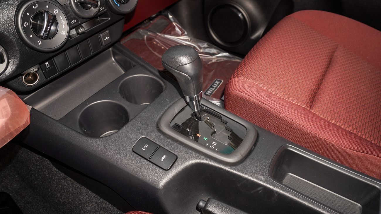 Toyota Hilux DLX 2.7L 4WD A/T