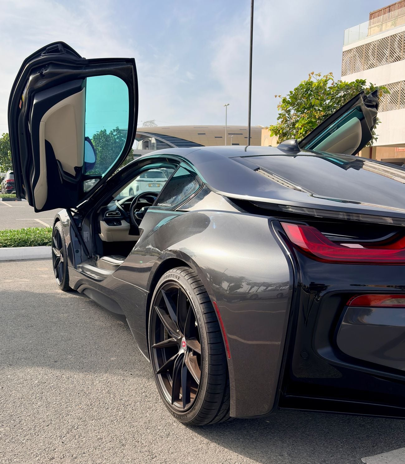 بي أم دبليو i8