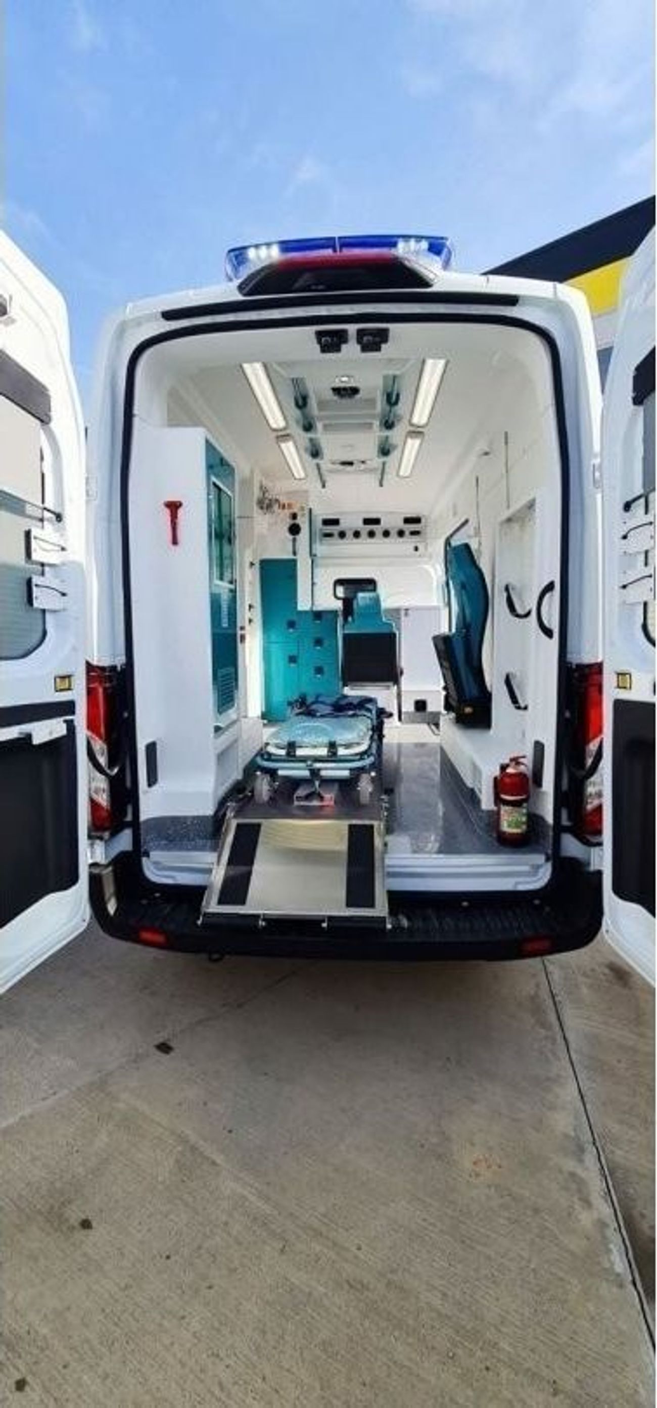 فورد ترانزت سيارة اسعاف فورد -خليجي  متوفرة سيارات اسعاف مواصفات اوروبي