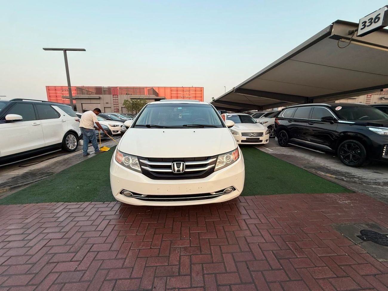 Honda Odyssey TOURING fully loaded in showroom condition