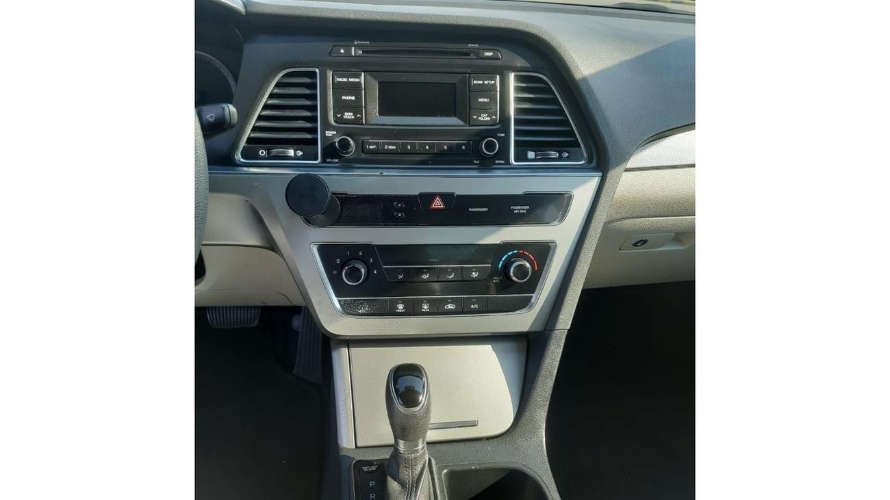 Hyundai Sonata GL Hyundai Sonata Se 2017 Red 2.4L 4 vin: 5NPE24AF4HH495067   ( UAS_ SPEC) VERY GOOD CONDITION