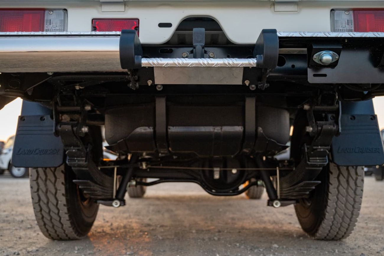 تويوتا لاند كروزر بيك آب 2.8L, 4-cylinder, DOHC, Turbo Diesel . 3 seats . 2 Doors