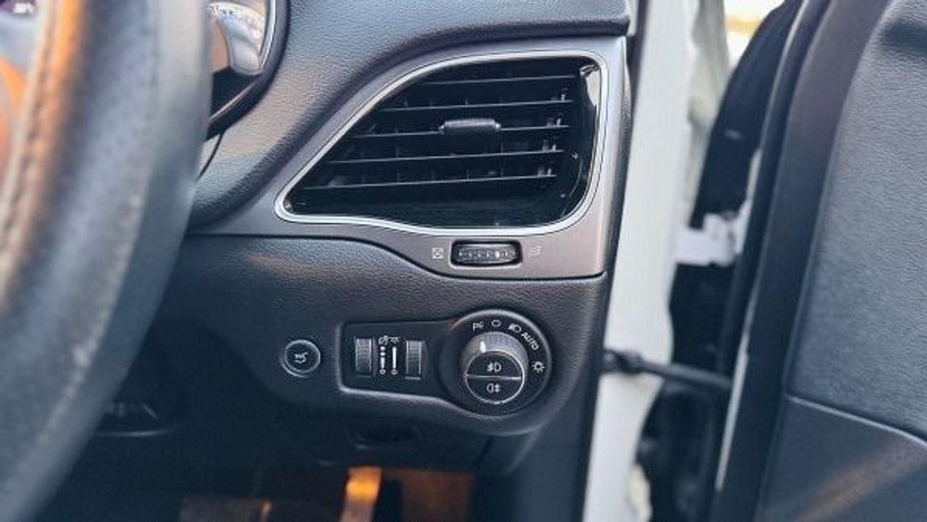 جيب شيروكي PREMIUM FEATURES | AT | LEATHER SEATS | 3.2L PETROL ENGINE | 4WD