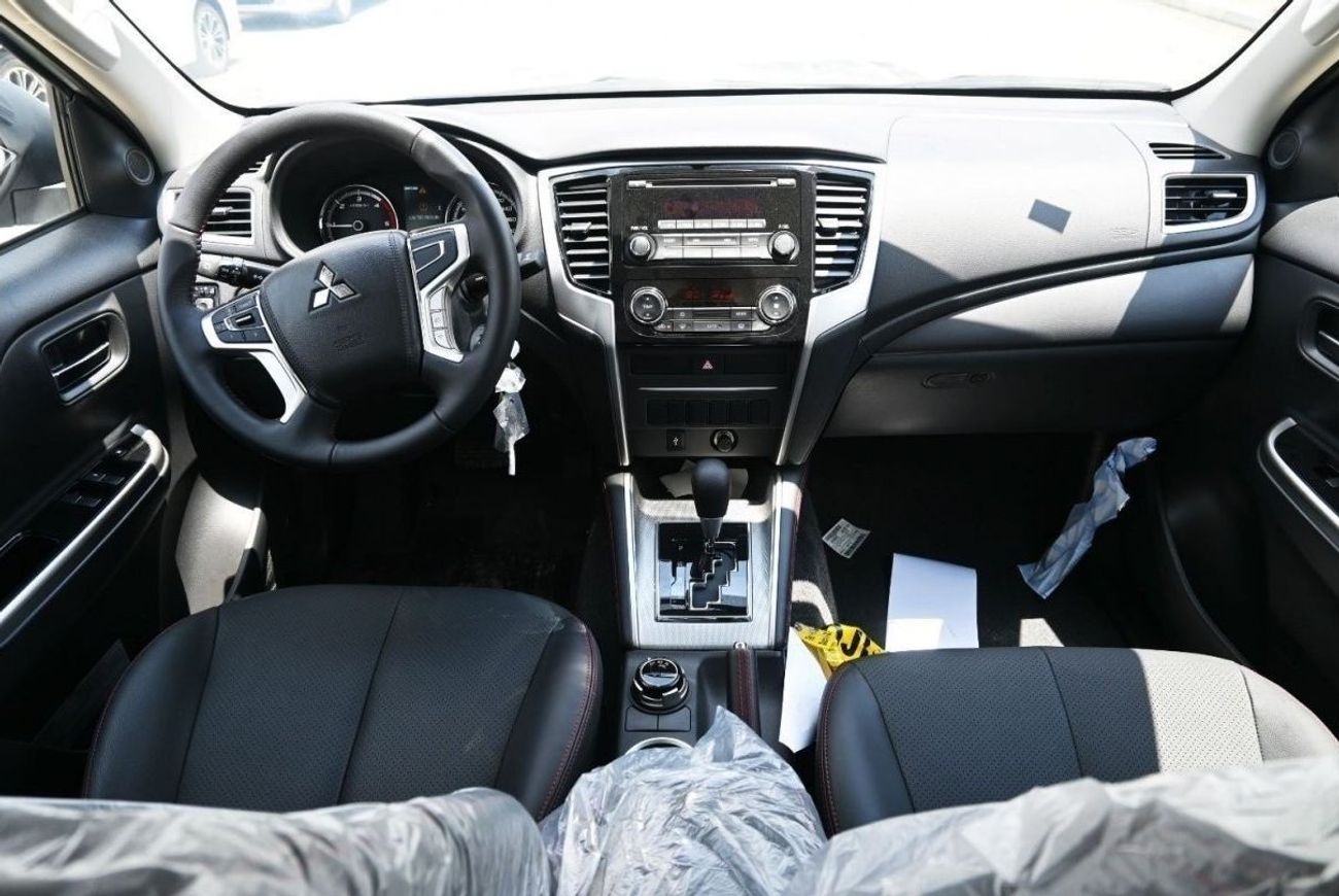 ميتسوبيشي L200 ميتسوبيشي L200 ديزل فل أوبشن أوتوماتيك 2.4 لتر أبيض من الخارج أسود من الداخل