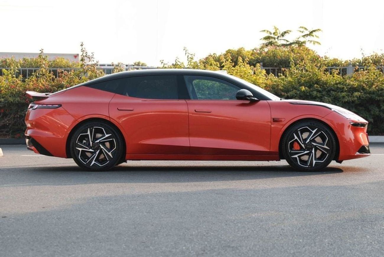 Lynk & Co Z10 2024 LYNK & CO Z10 ULTRA 702 - RED & BLACK inside BROWN