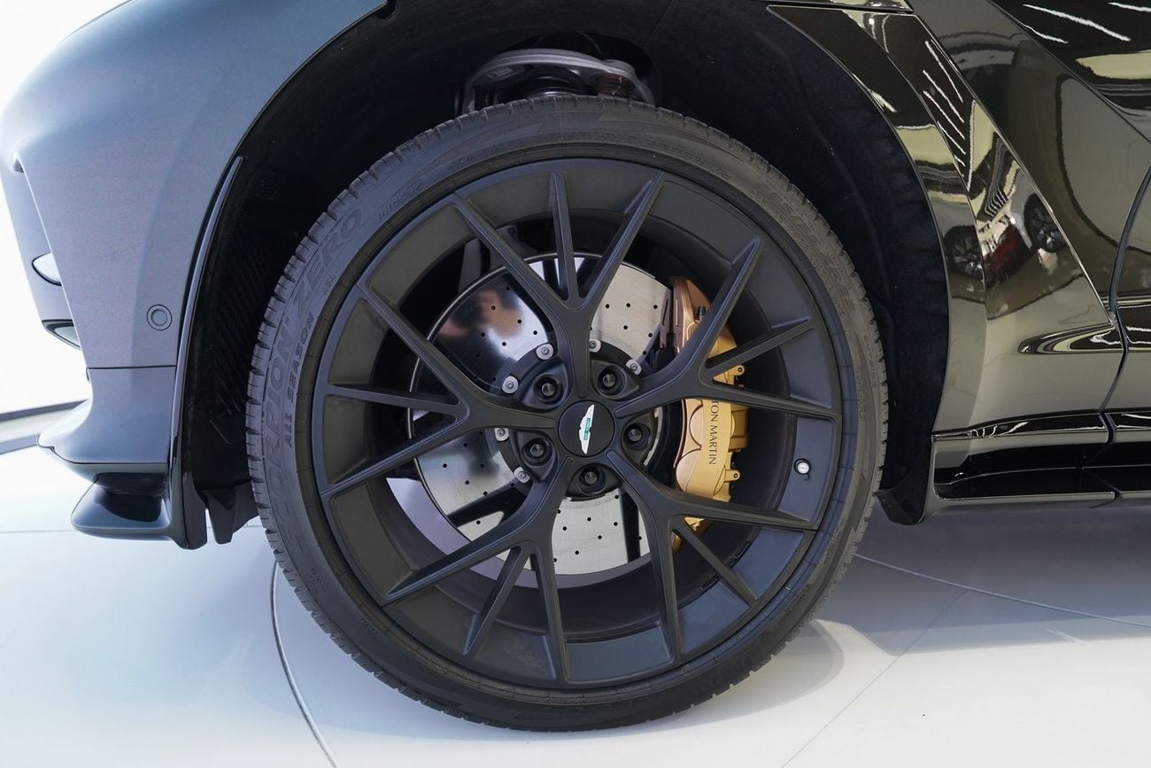 أستون مارتن Dbx707 STD