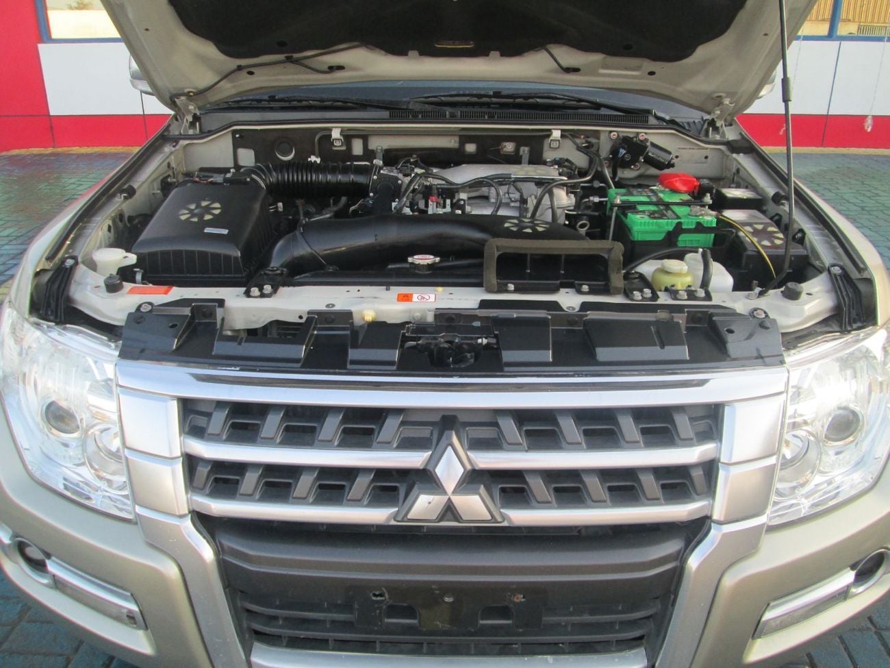 ميتسوبيشي باجيرو GLS M/L DIAMOND GLS Mid 3.5L (189 HP) (7 Seater)