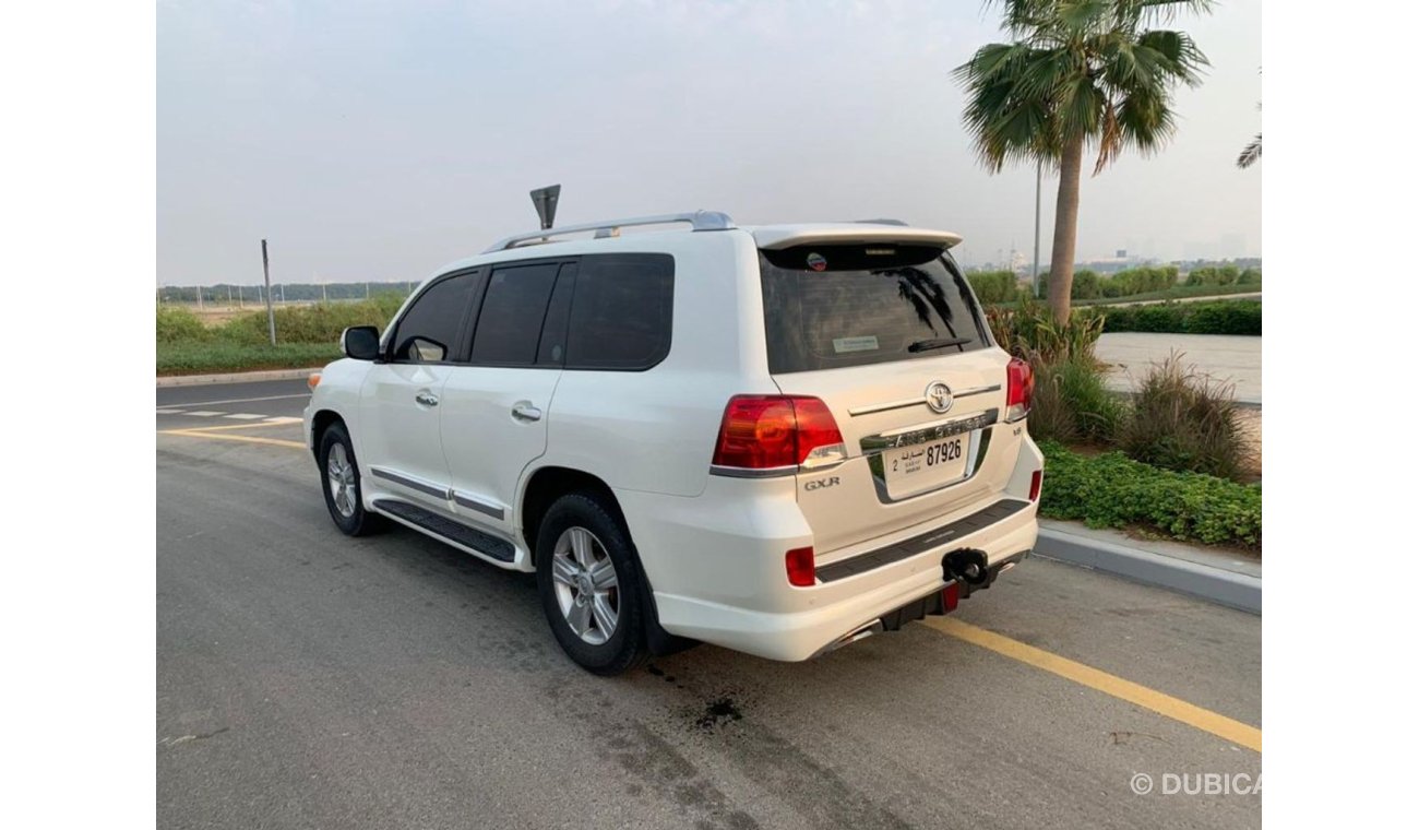 Toyota Land Cruiser تويوتا لاند كروزر موديل 2014 ماشية 118000كم فيها صبغ رفراف امامي يمين فقط وباقي السيارة صبغة وكالة