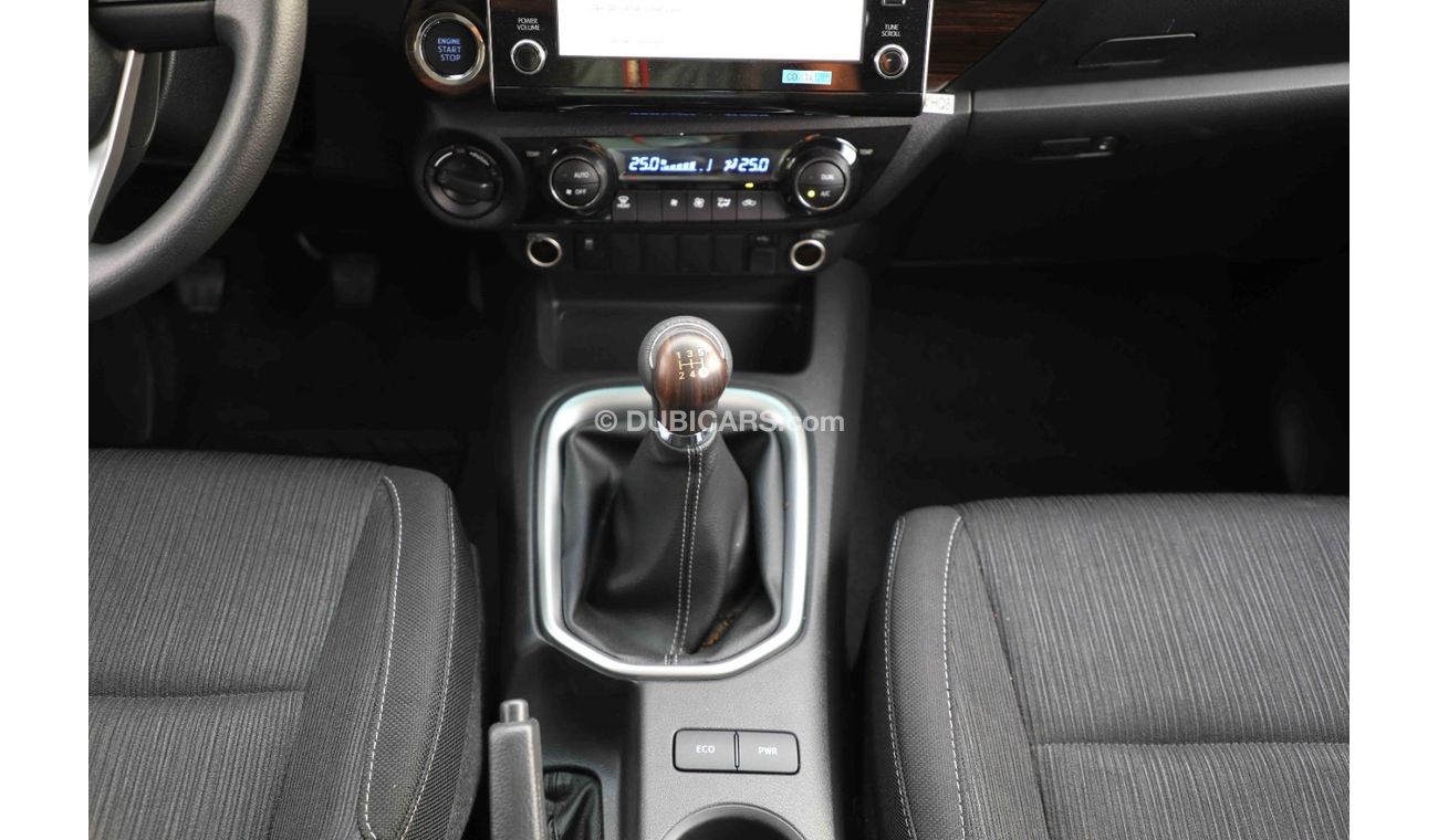 Toyota Hilux Toyota Hilux 4x4 DC 2.7 HI P M/T - Pearl white inside black