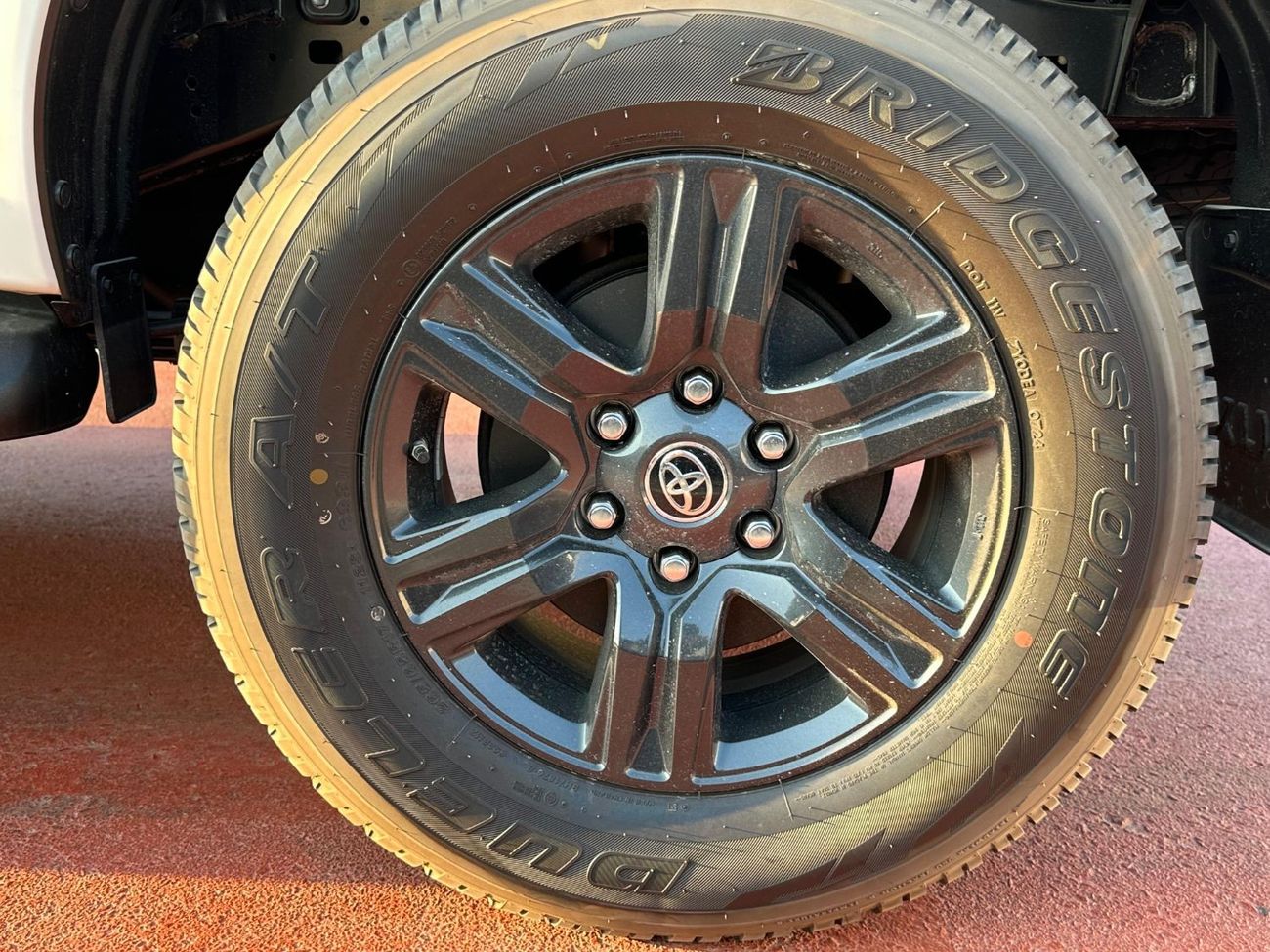 Toyota Hilux TOYOTA HILUX  2.7 MT full option without PS white -black 2024