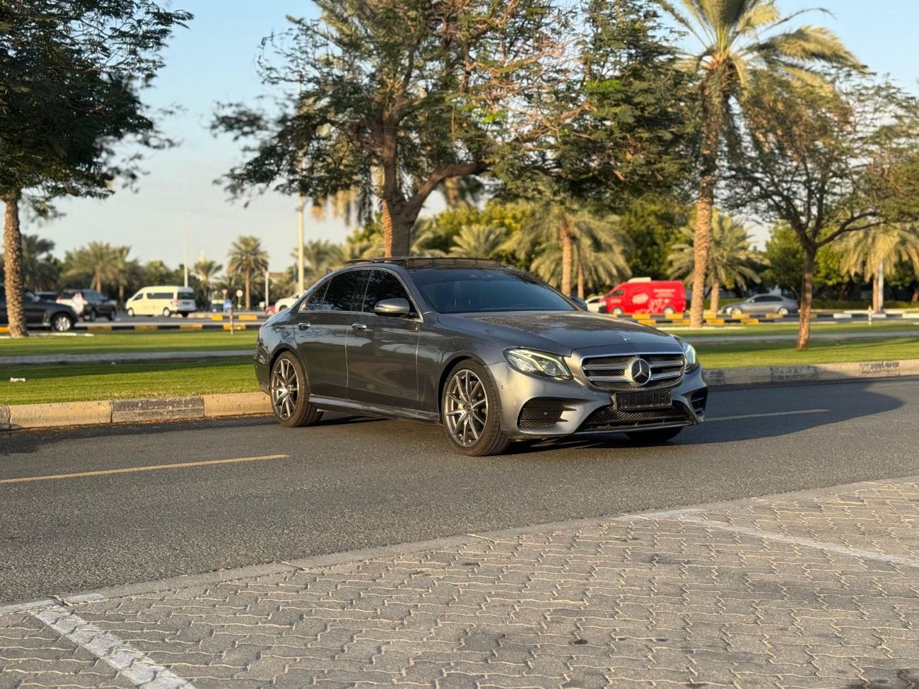 مرسيدس بنز E300 Premium 2.0L