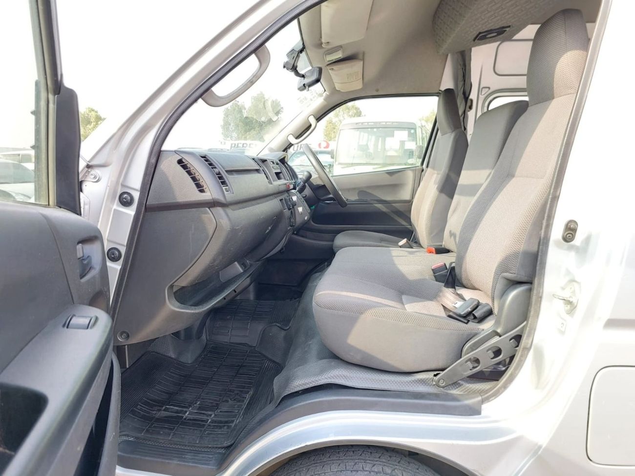 Toyota Hiace TOYOTA HIACE COMMUTER VAN RHD 2014 MODEL 3.0 L DIESEL AUTOMATIC(PM13991)