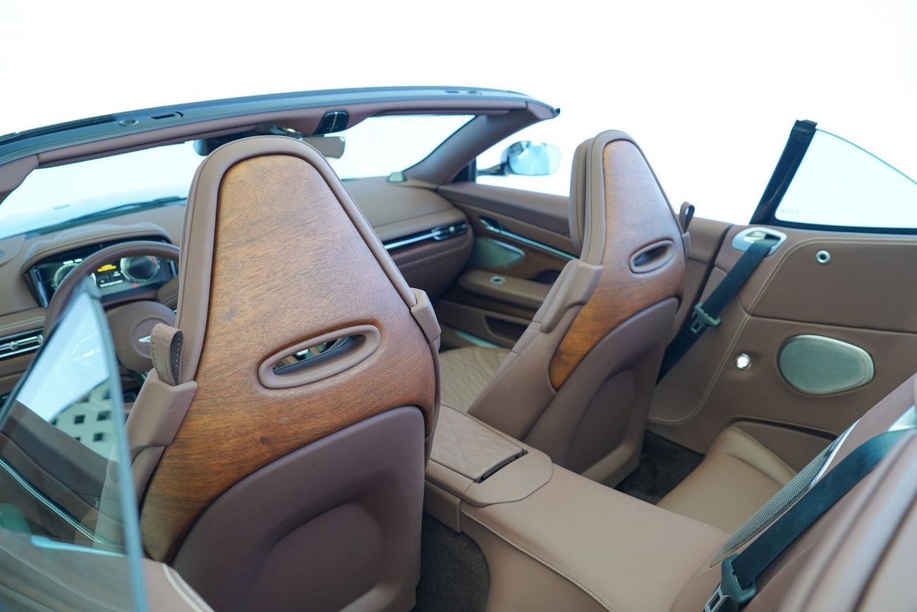 أستون مارتن DB12 VOLANTE