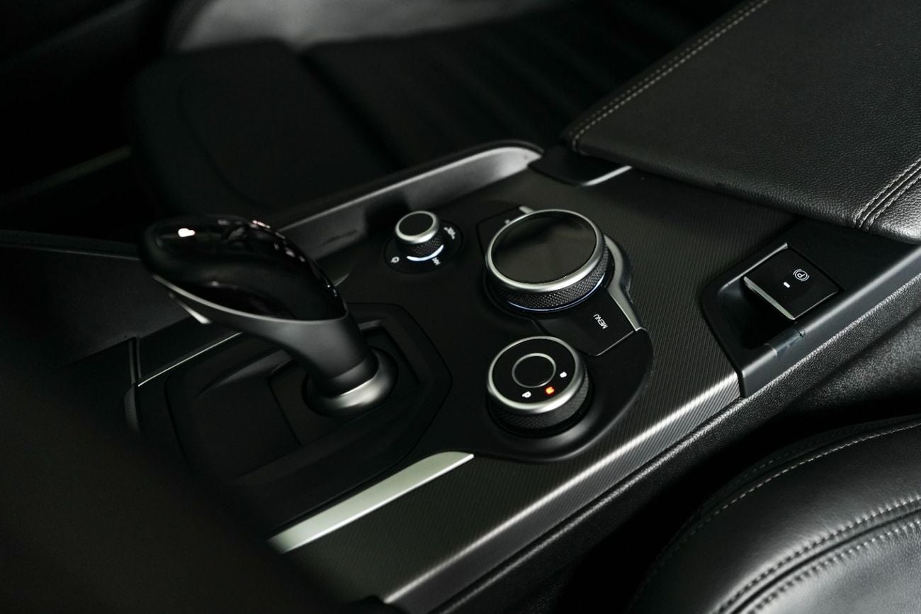 ألفا روميو جوليا Veloce 2.0L AWD