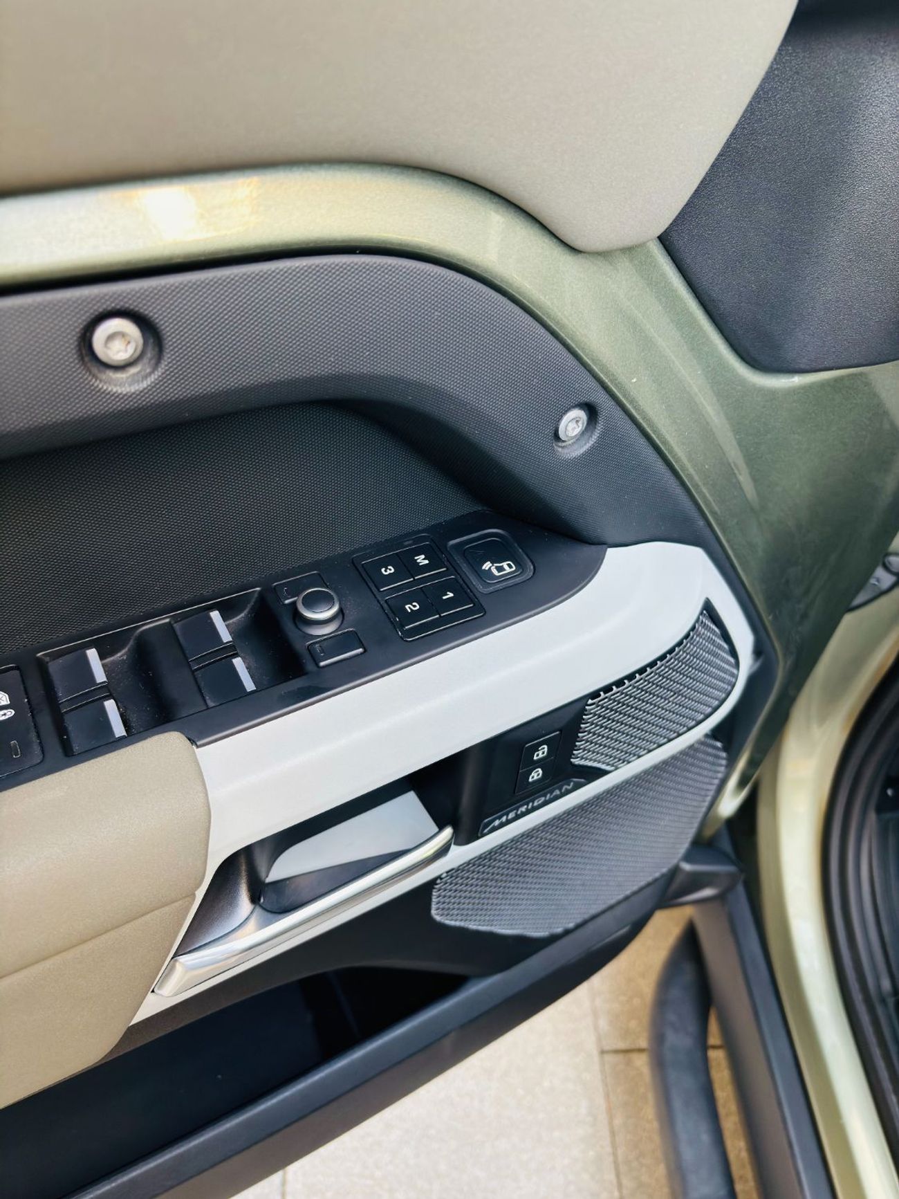 Land Rover Defender P300 110 2.0L (5 Seater)