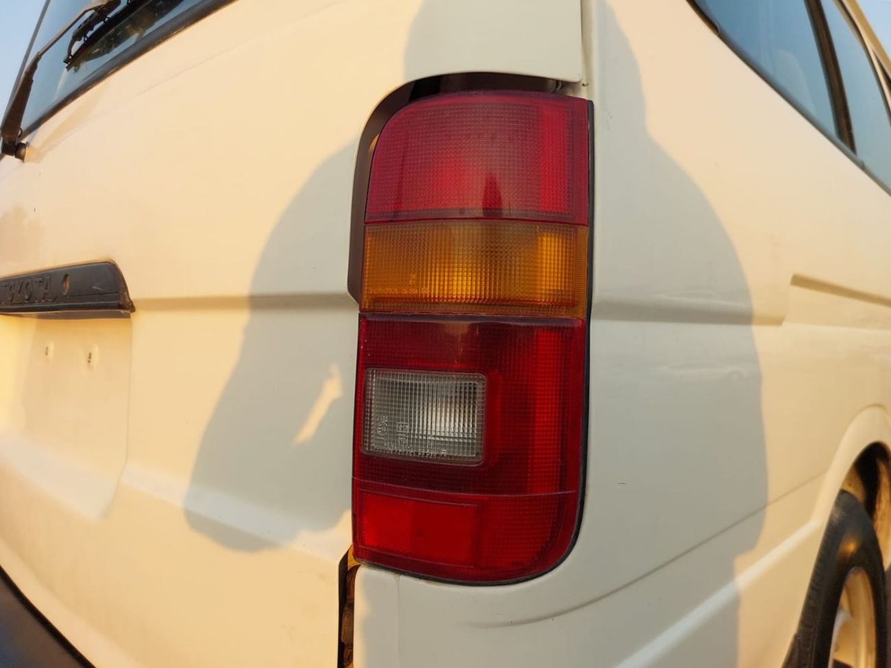 تويوتا هاياس TOYOTA HIACE COMMUTER VAN RHD 2004 MODEL 3.0 L DIESEL MANUAL(PM20757)