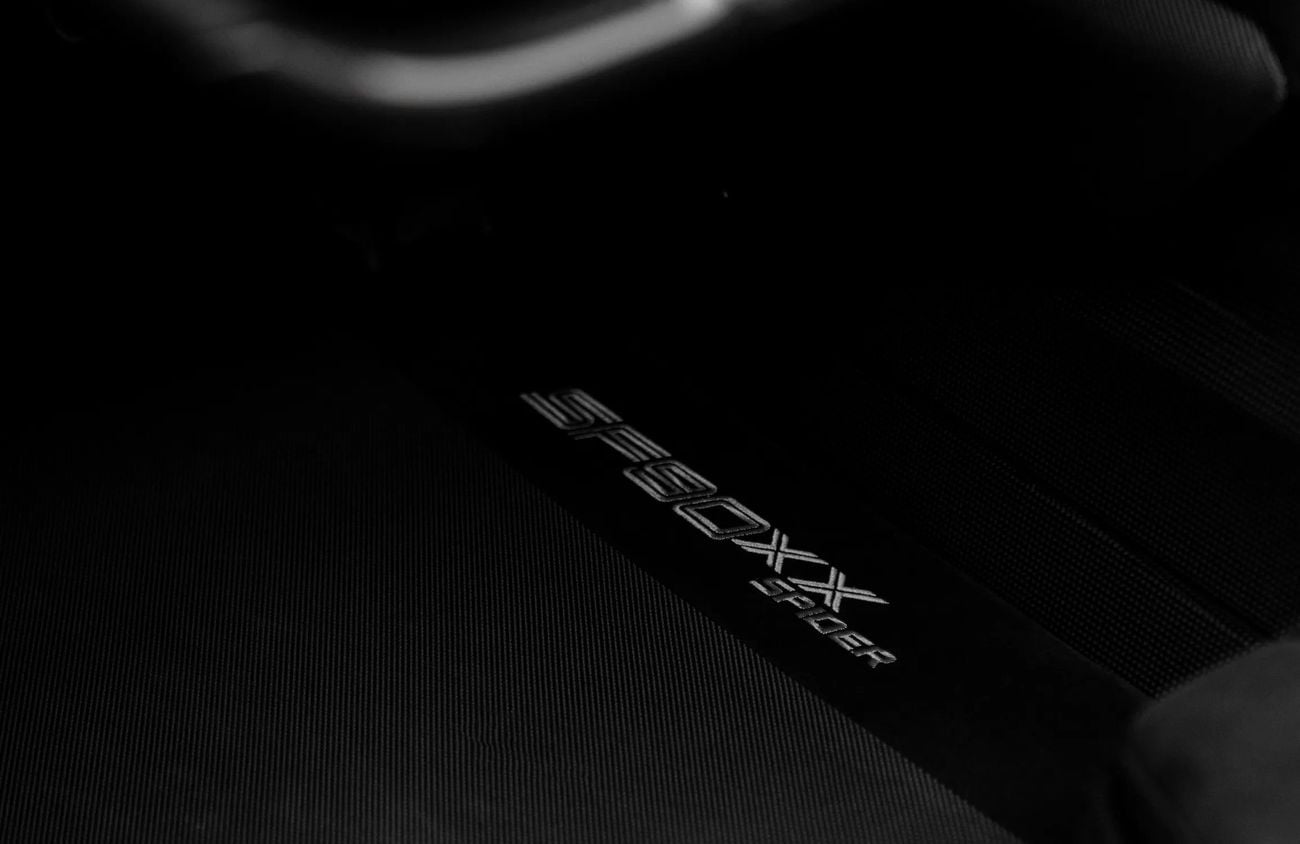 فيراري SF90 سبيدر 4.0L Twin-Turbocharged V8 + 3 Electric Motors