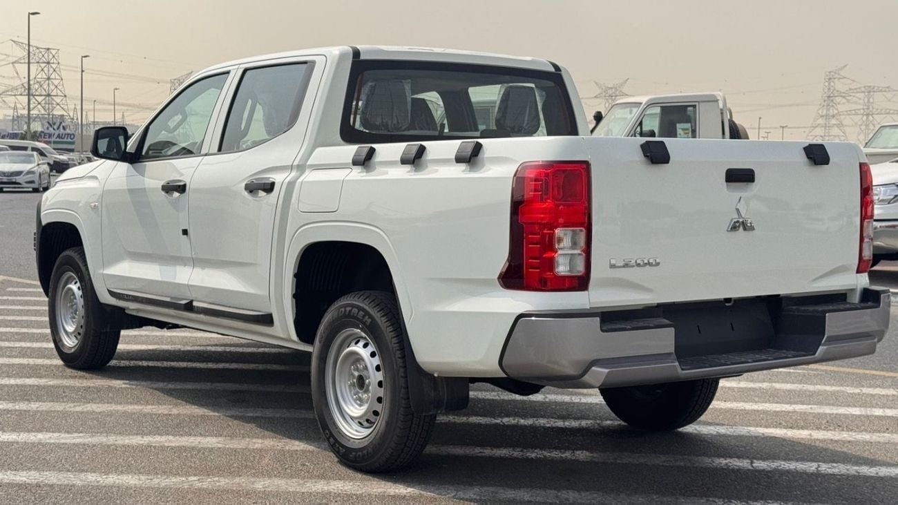 Mitsubishi L200 2.4L diesel double cabin M/T med-line