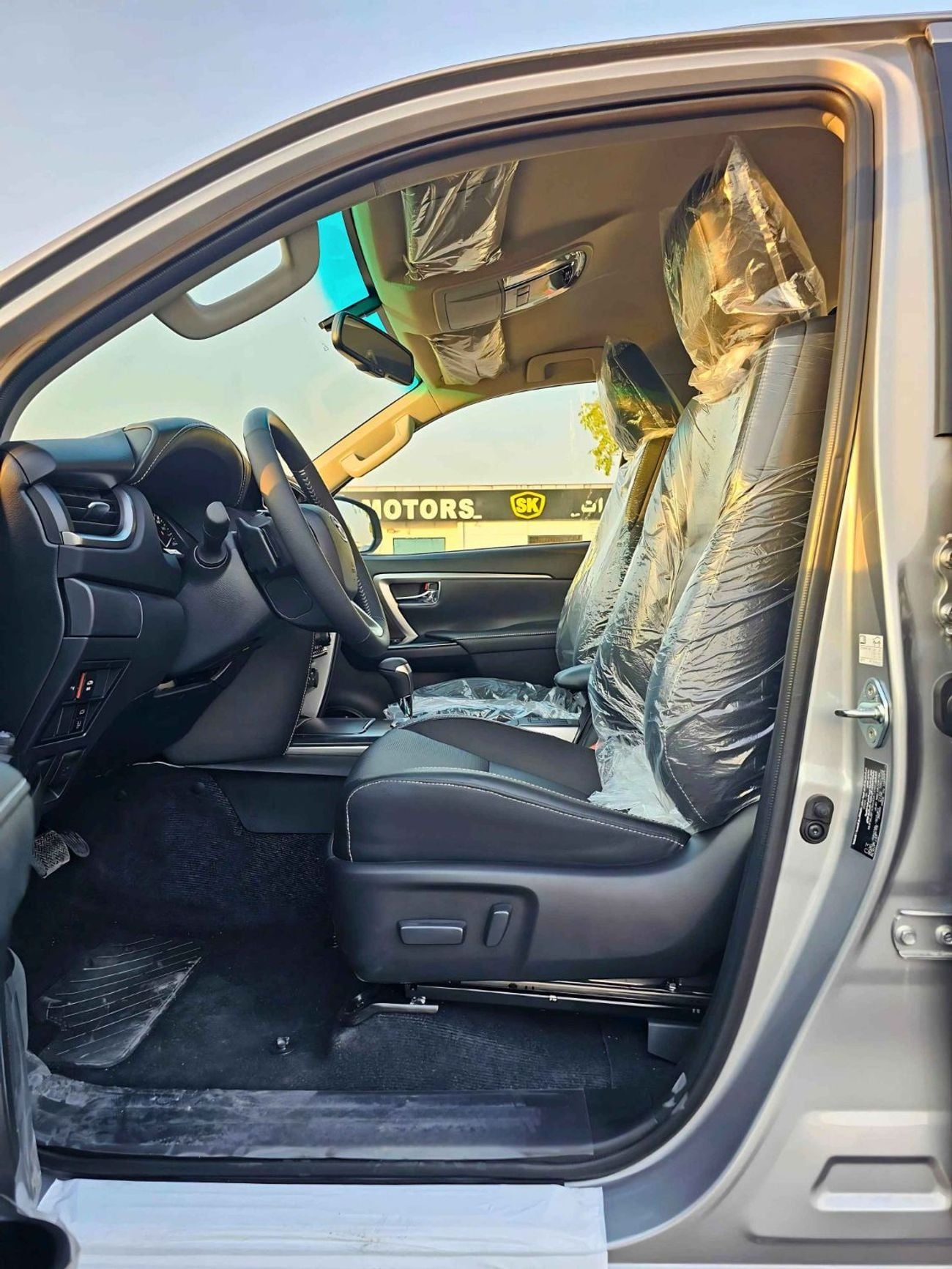 Toyota Fortuner VXR SR5 ADVENTURE / 4.0L V6 PETROL / CLIMATE WITH LEATHER SEATS /DIFFLOCK/ AUTO A/C (CODE # F6HA)
