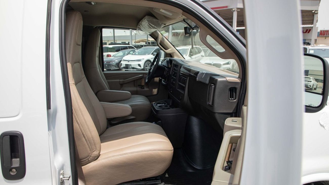 جي أم سي سافانا 2500 Extended Wheelbase 6.6L V8 | Work-Truck Trim | 2025 | GCC