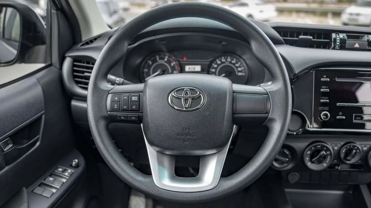 Toyota Hilux Toyota hilux 2.4L diesel mid option MY24