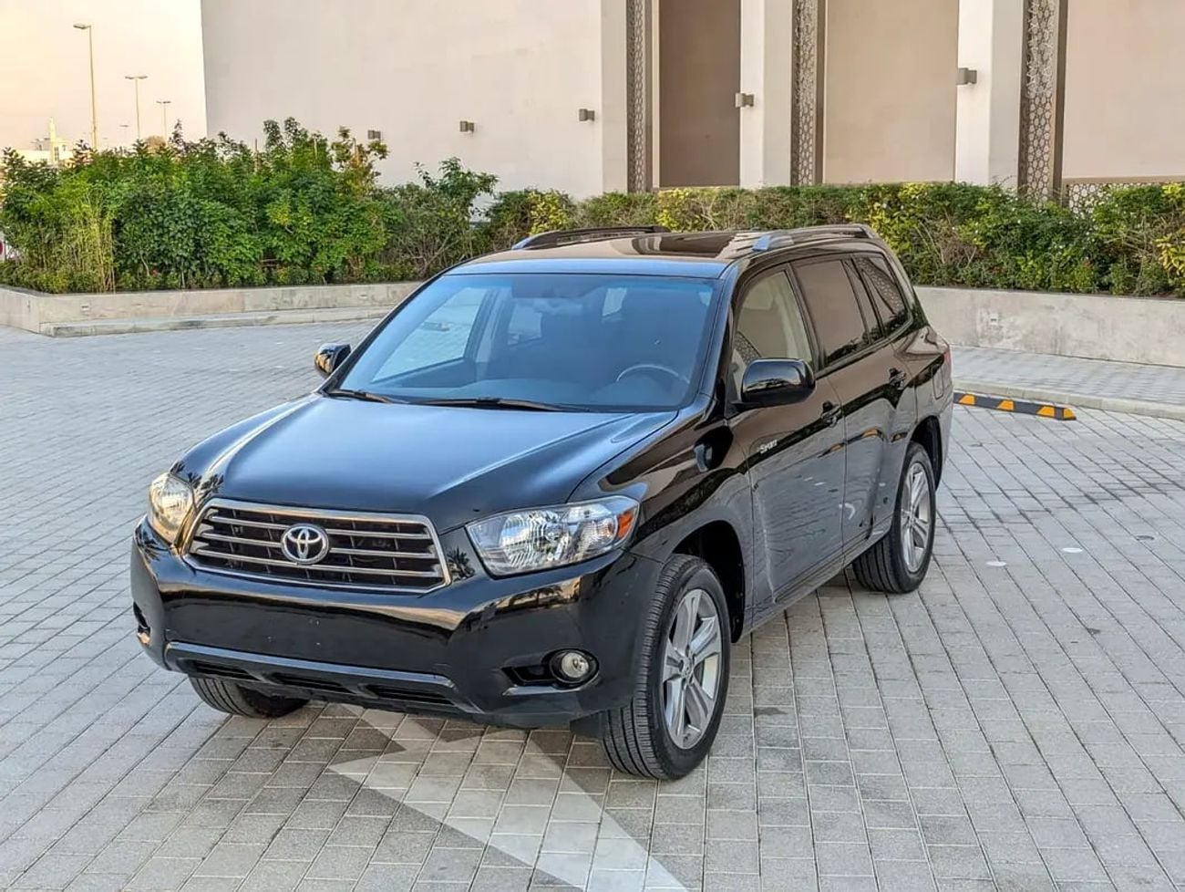 تويوتا هايلاندر V6 | 3.5L V6 | Spacious &amp; Reliable Family SUV