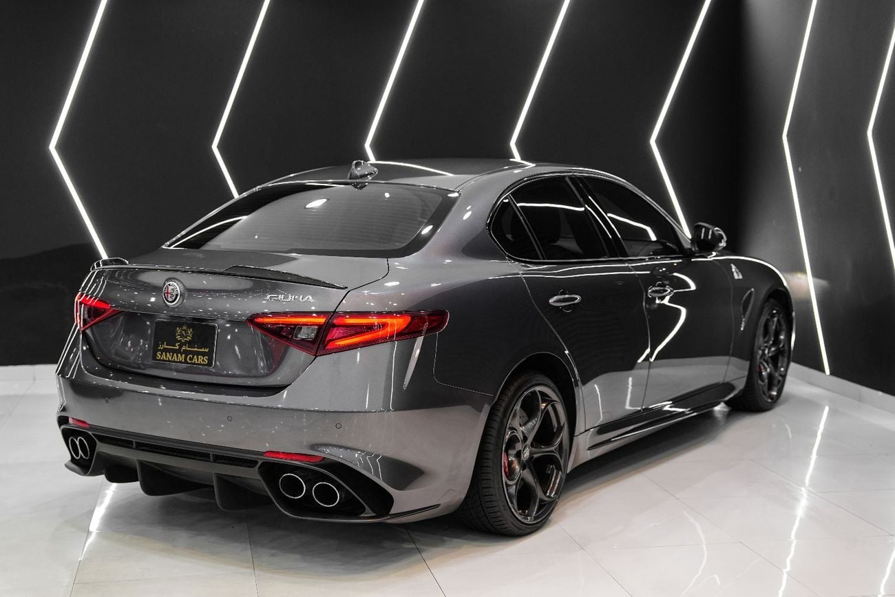 ألفا روميو جوليا Quadrifoglio, Carbon Trim, Harman/Kardon Audio, Sport Package, GCC Specs!!