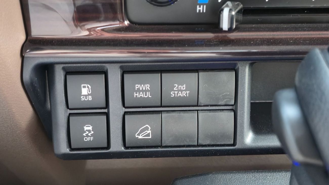 Toyota Land Cruiser Pick Up TOYOTA LC 79 S/C A/T 2.8L DSL MODEL YEAR 2025 WHITE(WITH DIFFIRENTIAL LOCK)