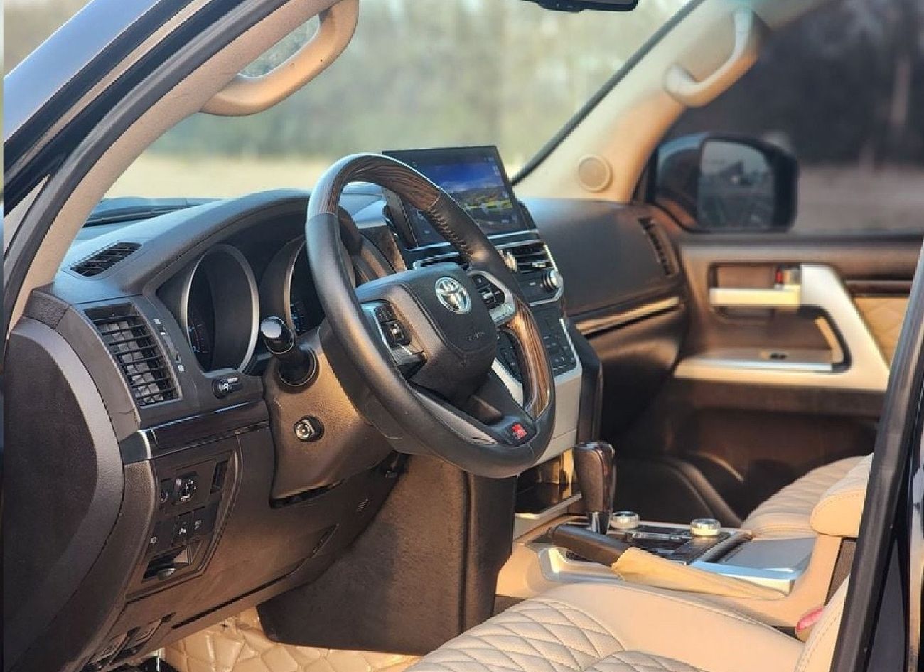 Toyota Land Cruiser GXR 2010 Model Facelift to 2024 Shape LC300 Full Option Car is very clean and Perfect condition