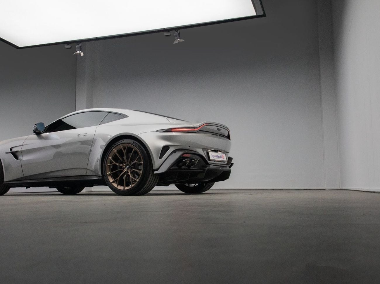 Aston Martin Vantage Standard V8