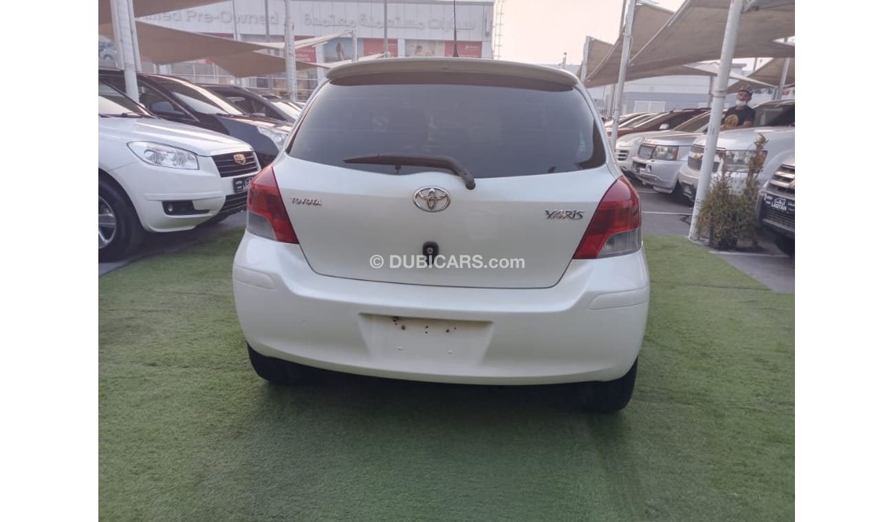 تويوتا يارس خليجى موديل ٢٠١١ لون أبيض تحكم رنجات شاشة كاميرا حساسات  جناح خلفى بحالة ممتازة لاتحتاج لأى مصاريف